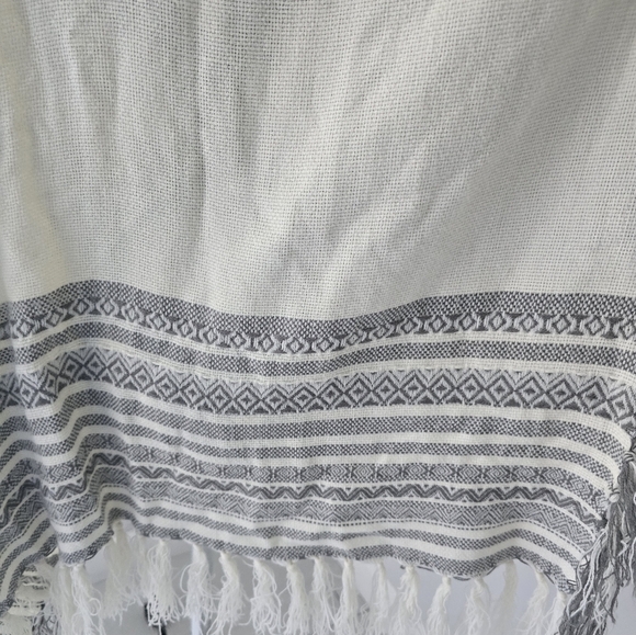 Cream and Gray Patterned Fringe Shawl Size OS - Picture 4 of 11